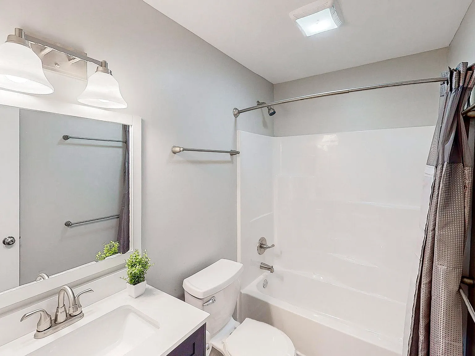4 bed, 3.0 bath, 1800 sqft, $698 — Photo 3
