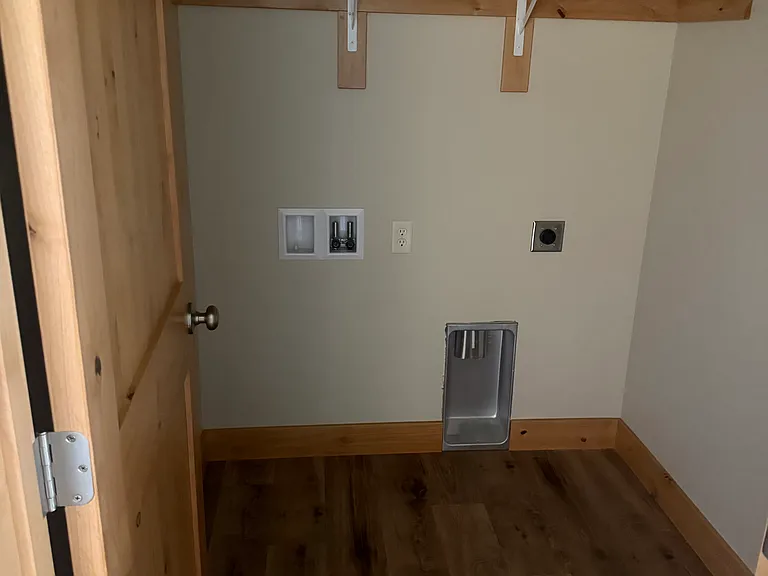 120 Legget Ave — Photo 11