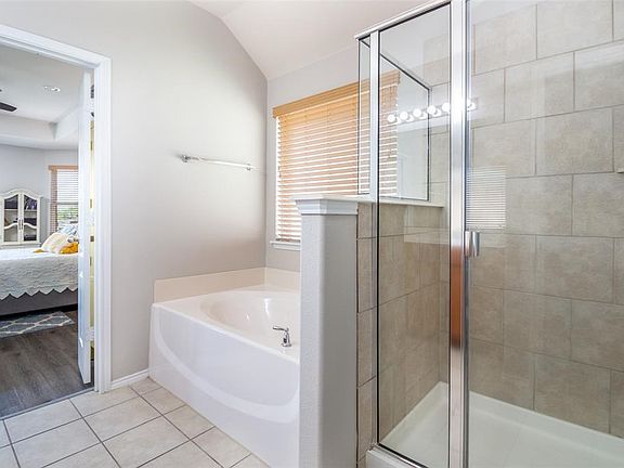 4th image of 2776 Crescent Lake Dr
