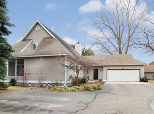 812 Graafschap Rd, Holland, MI 49423