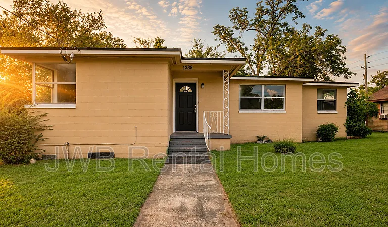 1288 W 28th St — Photo 1