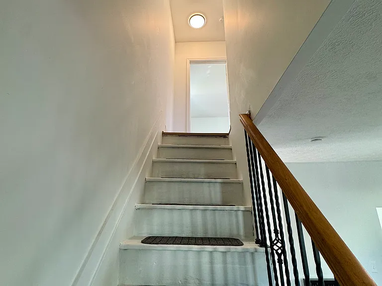 140 Grove Ave — Photo 25