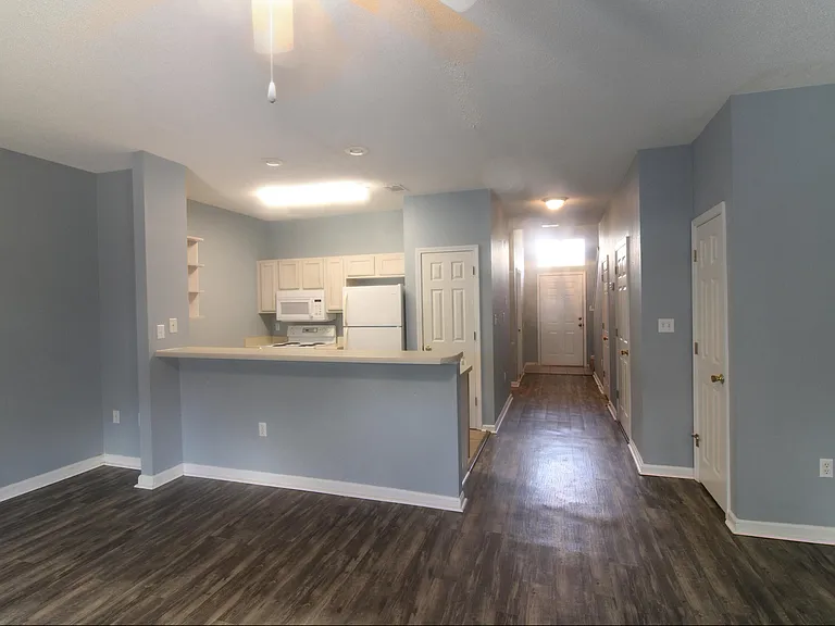 211 3rd St SE #J — Photo 8