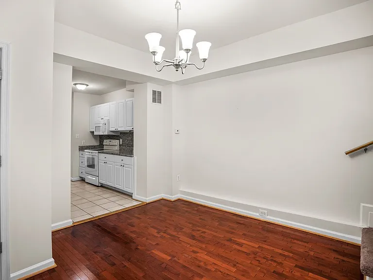 235 S Highland Ave — Photo 4