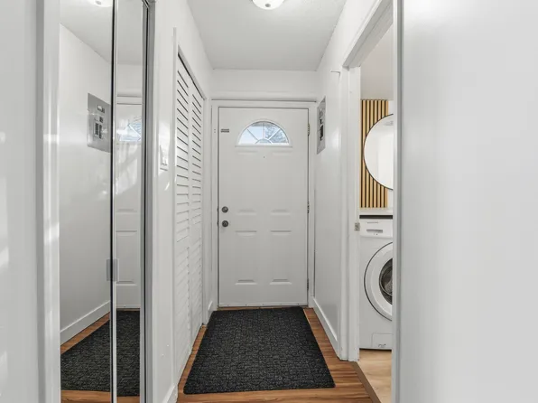 28 C Meadowlark Vl NW, Edmonton, AB T5R 5X4