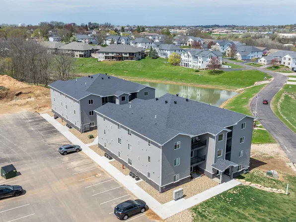 3130 Lake Ridge Dr, Dubuque, IA 52003