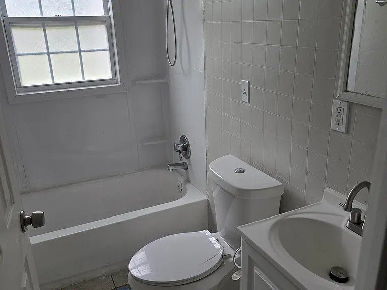 9400 NE 50th St — Photo 7