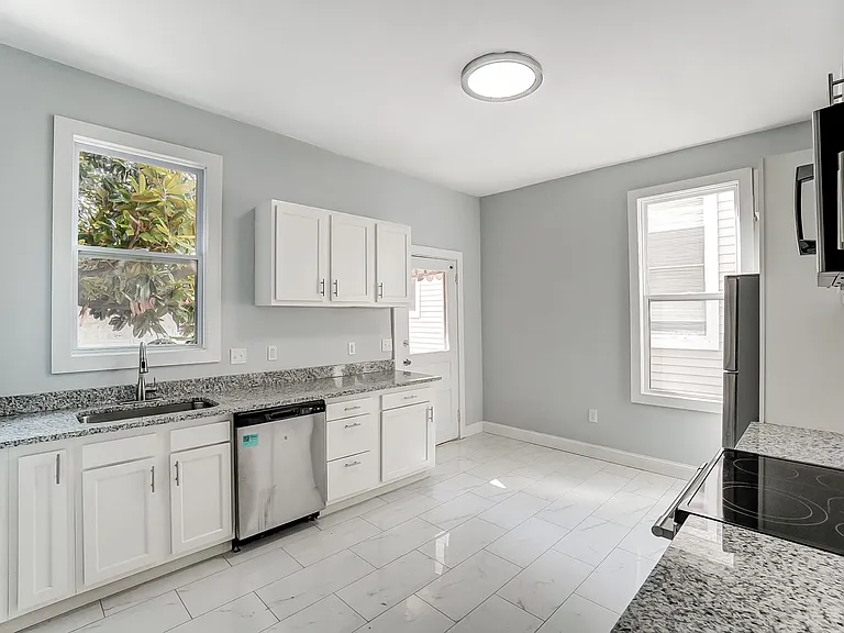 2036 Garrard St — Photo 12