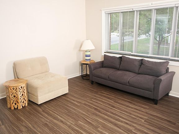 4th image of 208 S Elm St #101