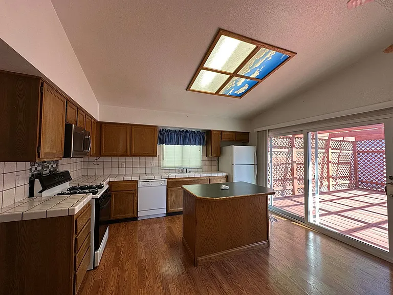 1213 Lawton Ct — Photo 8