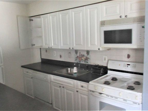 5th image of 135 Pointe Cir #135