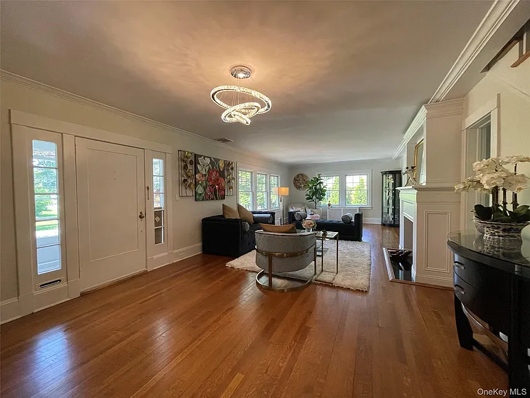 38 Gedney Park Dr — Photo 2