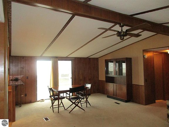 3rd image of 909 Leelanau Ave