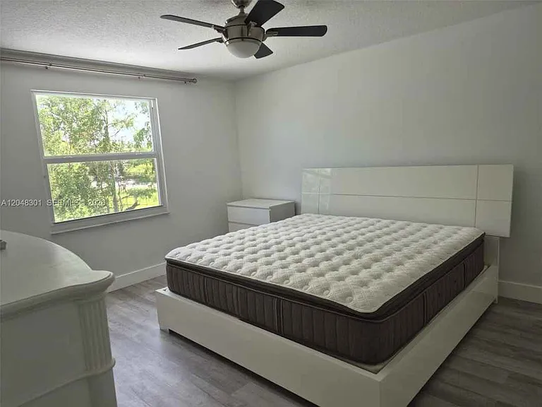 5820 SW 58th Ct — Photo 2