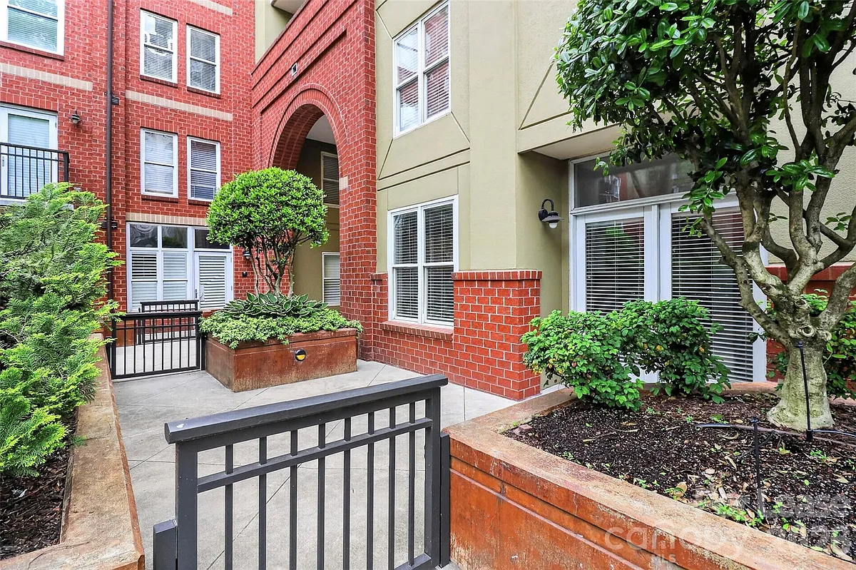 Building Photo - 1320 Fillmore Ave #120