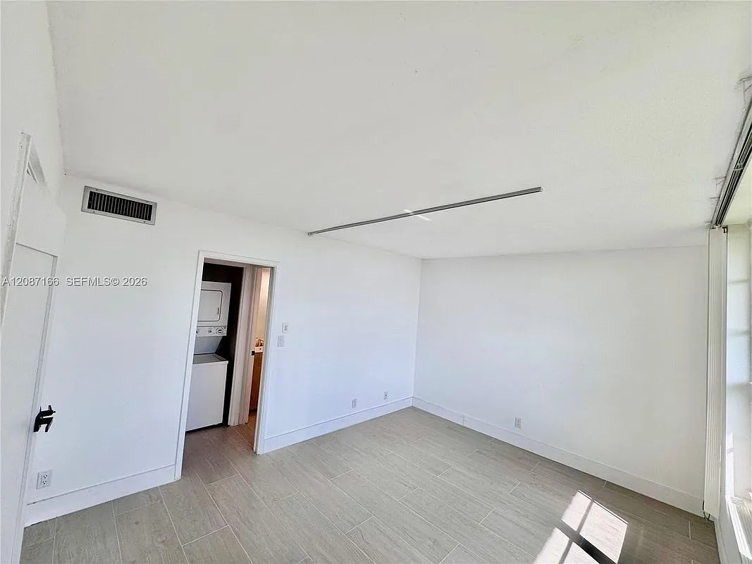 2 bed, 2.0 bath, 1064 sqft, $2,500 — Photo 2