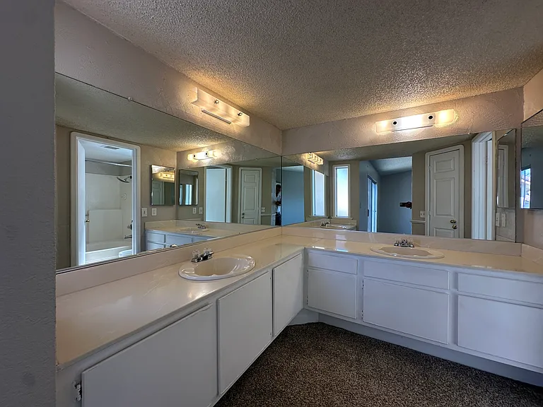 23689 Parkland Ave — Photo 10