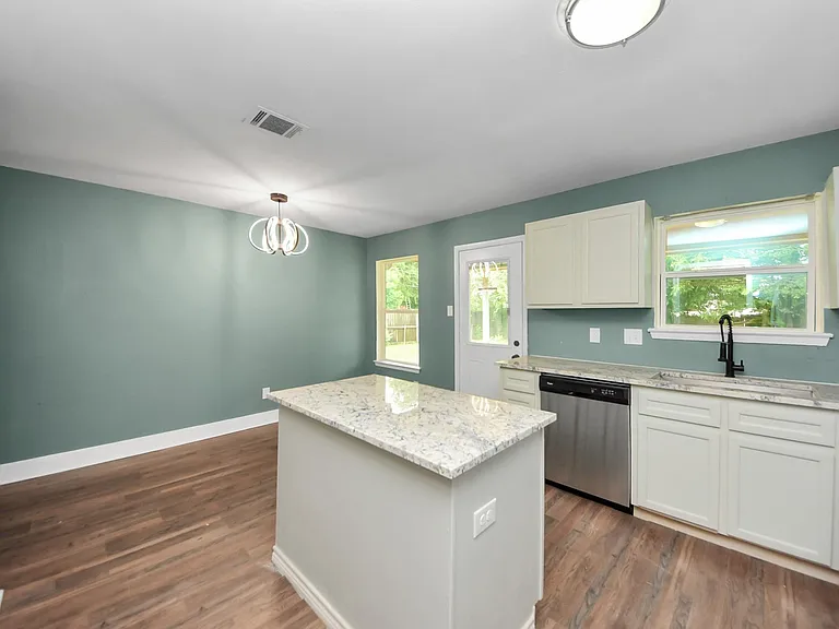 608 Trinity Ln — Photo 17