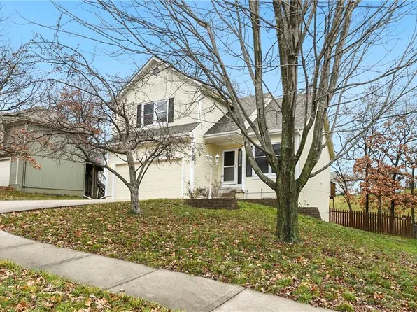 121 NW Cody Dr, Lees Summit, MO 64081