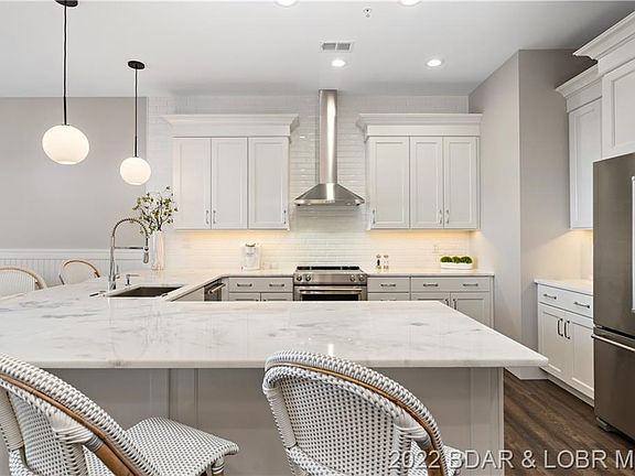 3rd image of 166 Captiva Dr Unit 8D