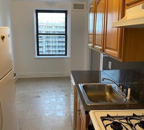 3rd image of 254 Martine Ave APT 6C