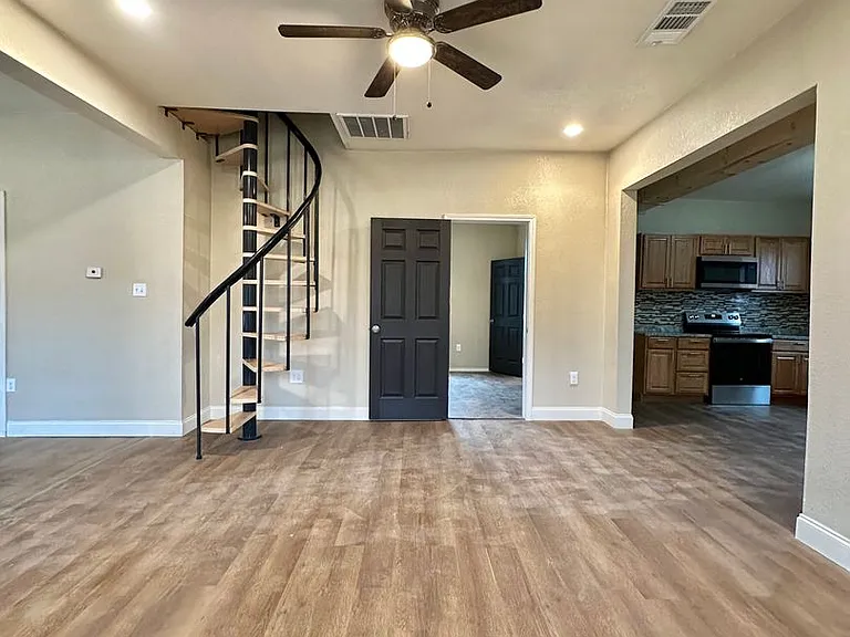 1320 Orient St — Photo 5