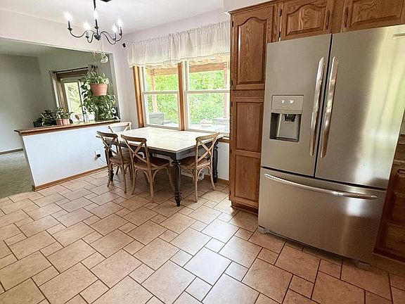 4th image of 2556 N Green Bay ROAD
