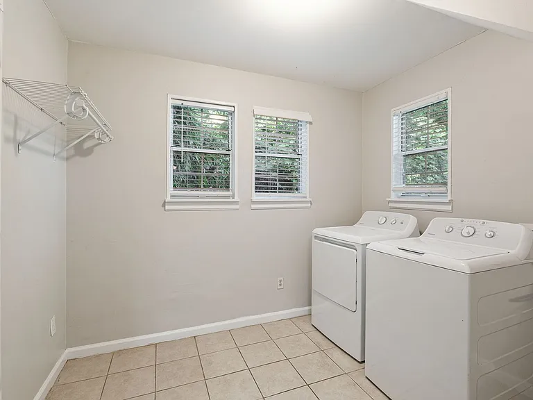 3 Bedroom / 2 Bathroom House in Glen Iris — Photo 4