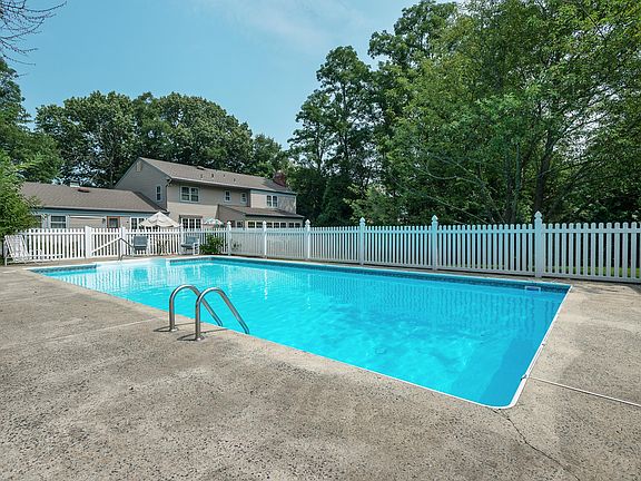 3rd image of 14 Jaywood Manor Dr