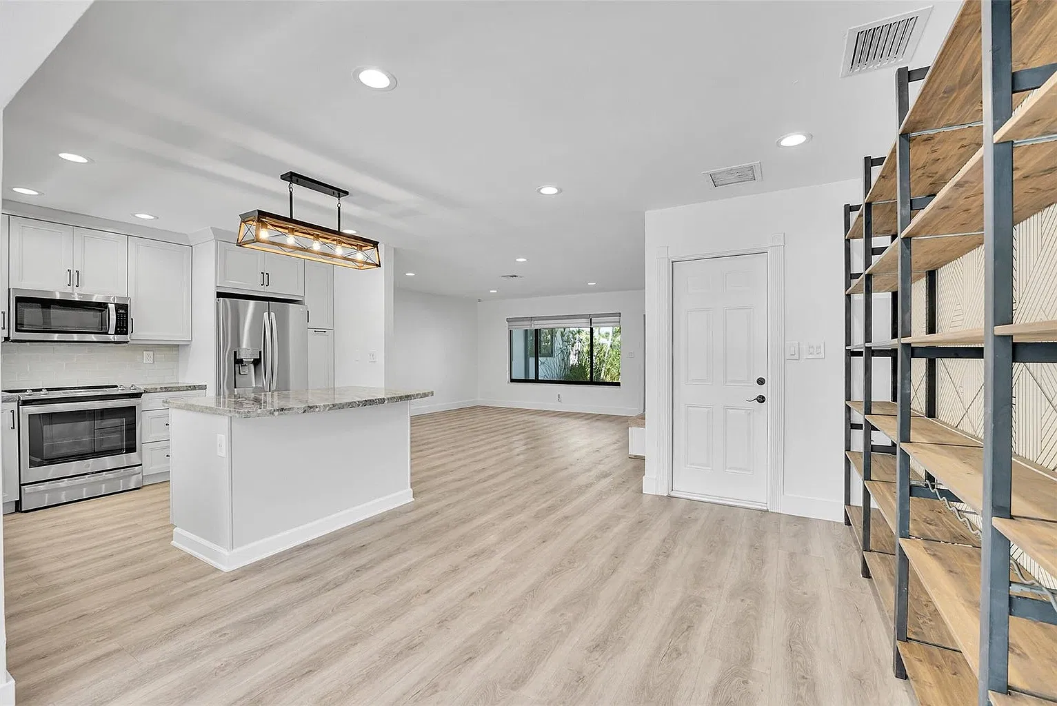 4 bed, 2.0 bath, 2050 sqft, $7,500 — Photo 3