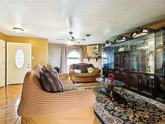 3rd image of 425 Sugarpine Dr