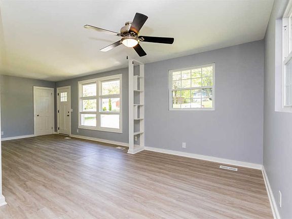 3rd image of 916 Rexdale Dr