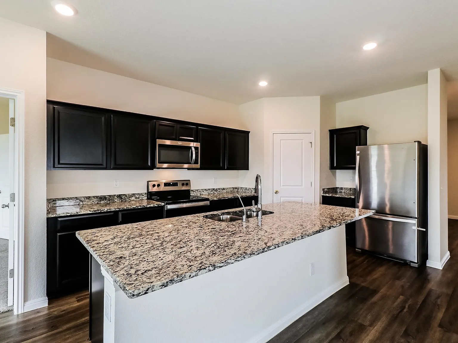 4 bed, 2.0 bath, 1827 sqft, $1,900 — Photo 3
