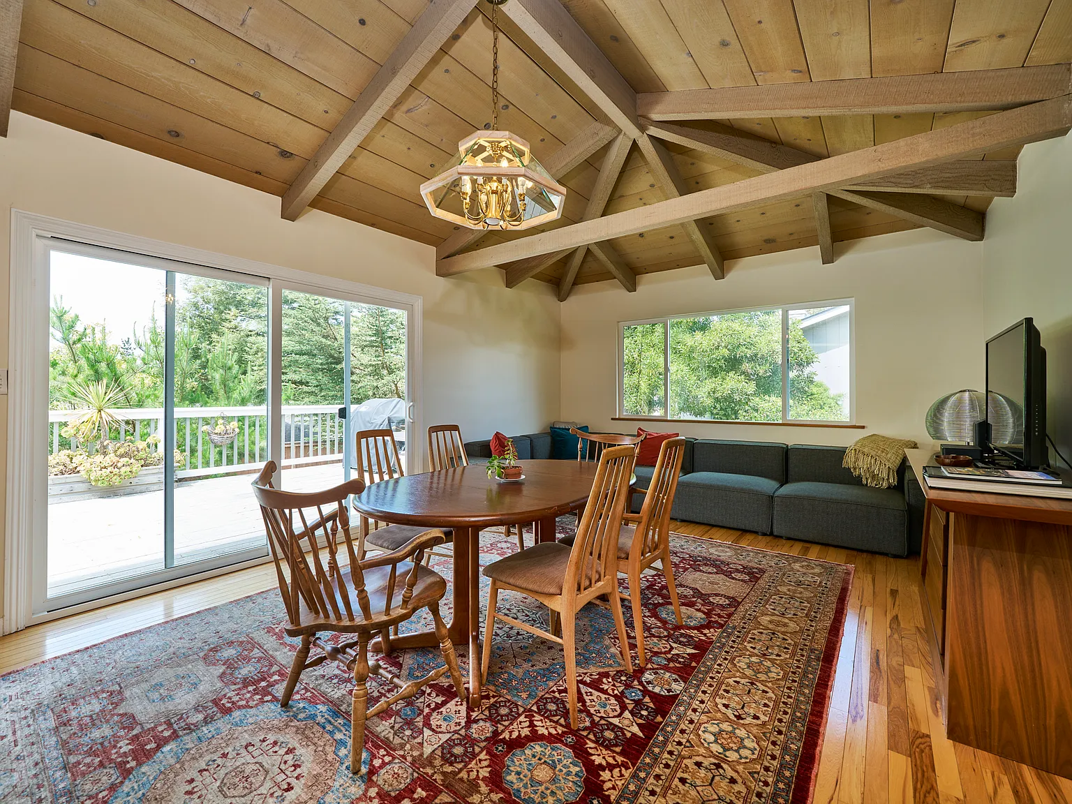 3 bed, 2.5 bath, 2019 sqft, $8,800 — Photo 2