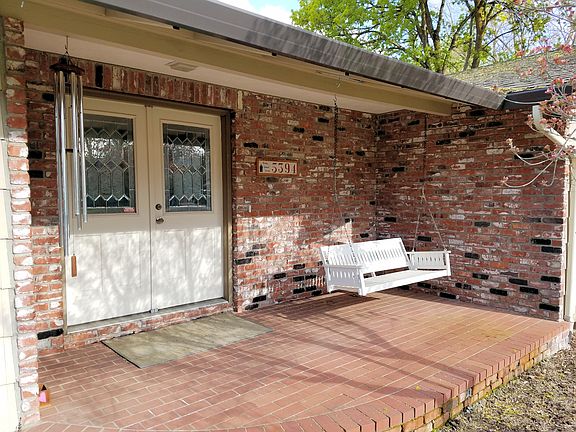 Entrance with Sitting Swing