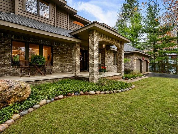 4th image of 3927 Village Circle Dr