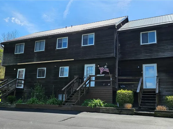 11 Pinewood Ln, Naples, NY 14512