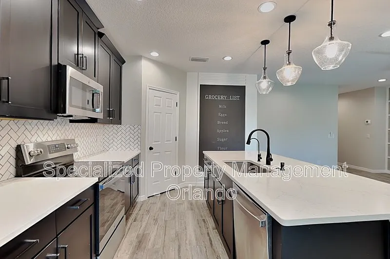 4 bed, 2.0 bath, 1819 sqft, $2,550 — Photo 2