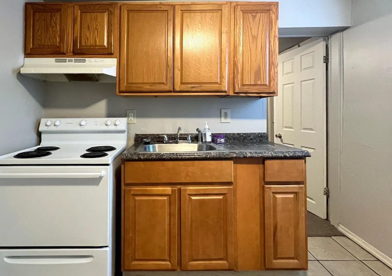 408 W Airy St — Photo 3