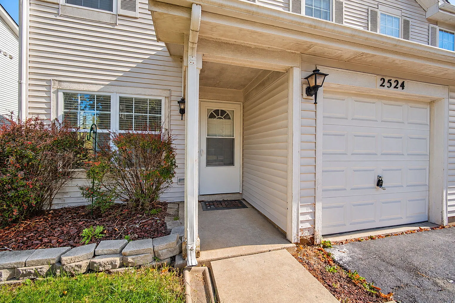 3 bed, 2.5 bath, 1382 sqft, $2,550 — Photo 4