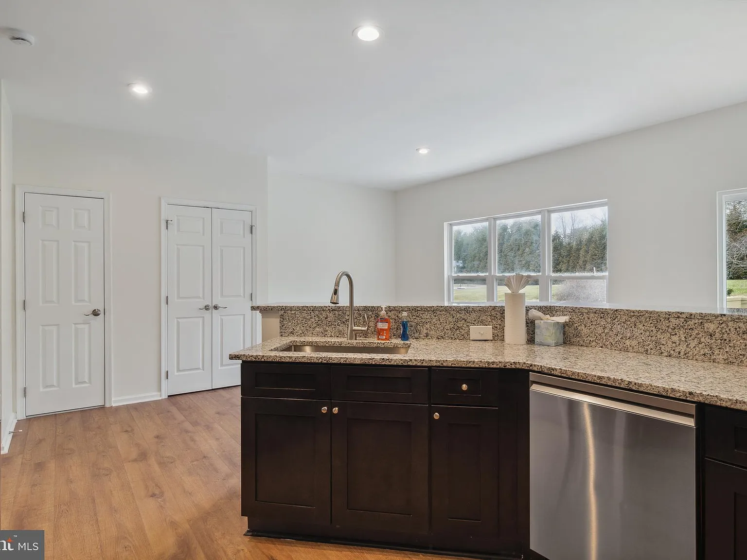 3 bed, 2.5 bath, 1932 sqft, $3,196 — Photo 3