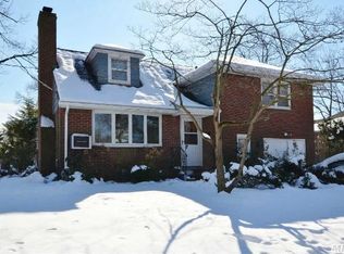 186 Concord St, Williston Park, NY 11596