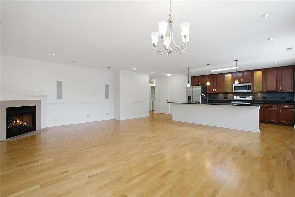 3 bed, $2,995 — Photo 2