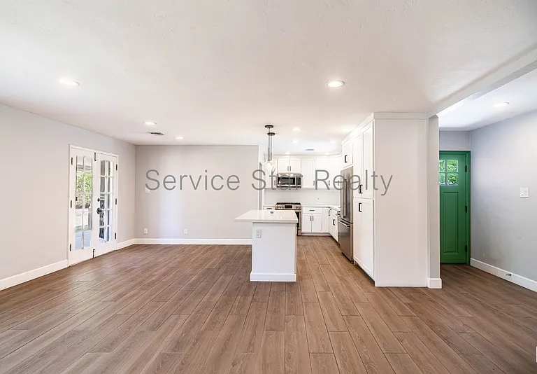 1946 E Rancho Dr — Photo 7