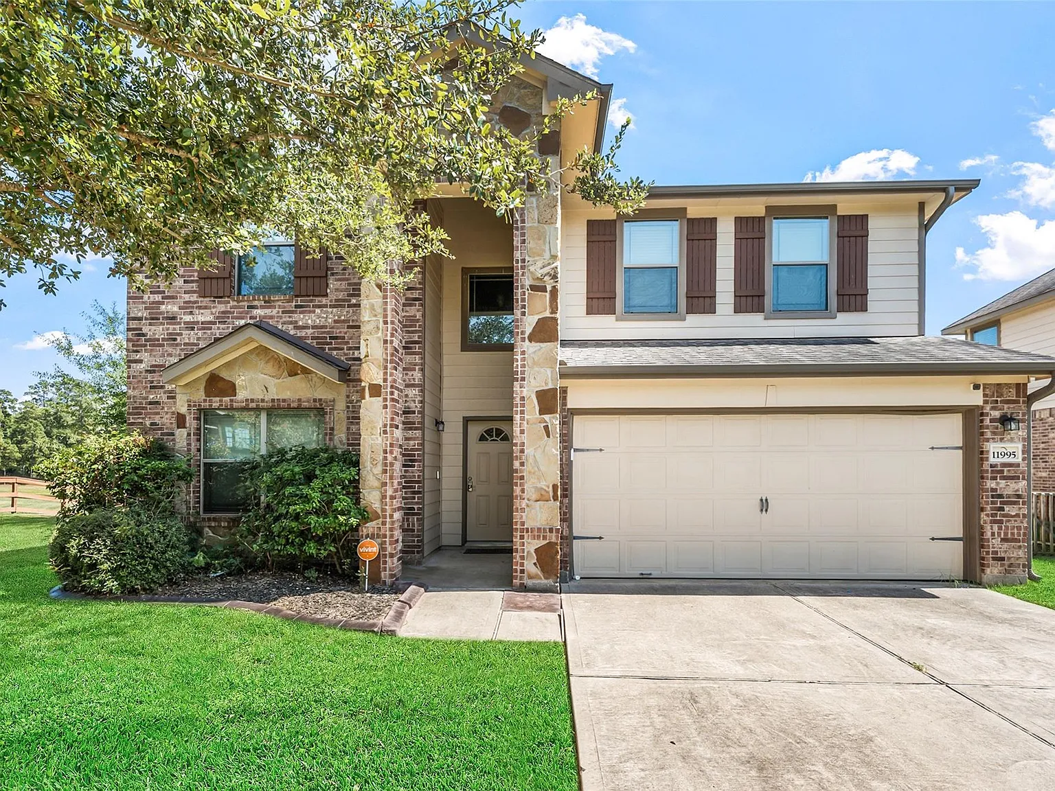 4 bed, 2.5 bath, 2341 sqft, $3,000 — Photo 3