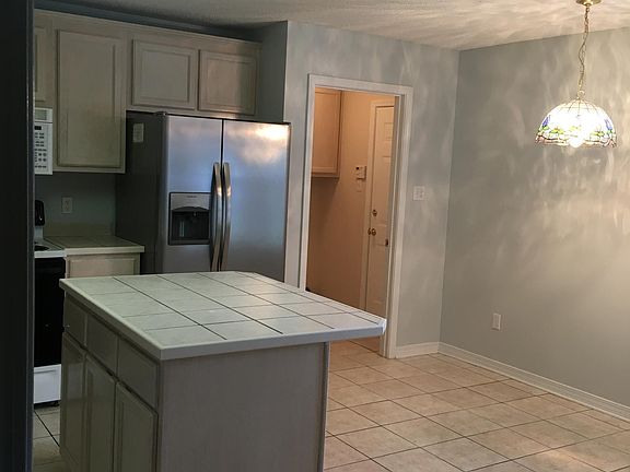 4th image of 293 Woodcrest Dr