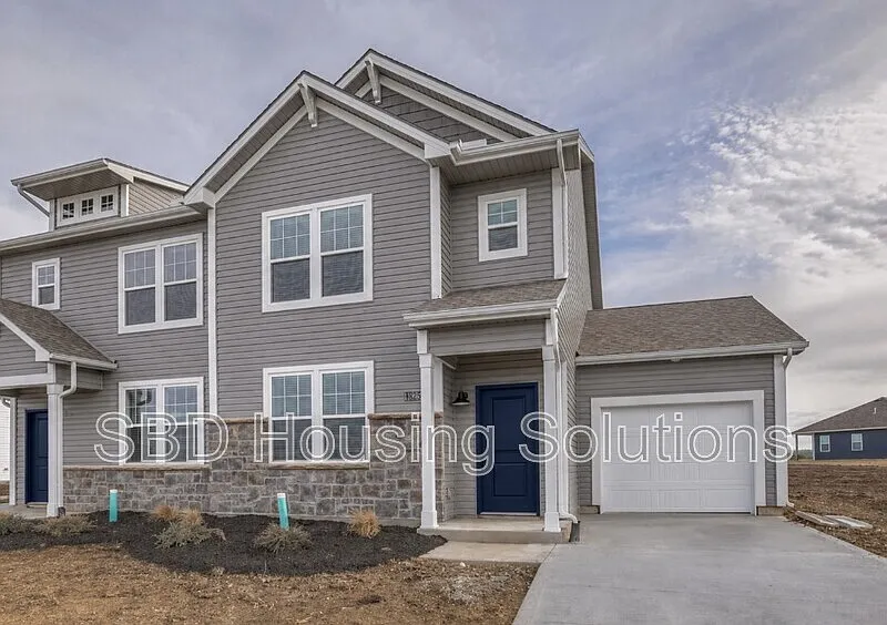 3 bed, 2.5 bath, $1,895 — Photo 2