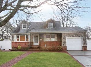 296 Heathcote Rd, Lindenhurst, NY 11757