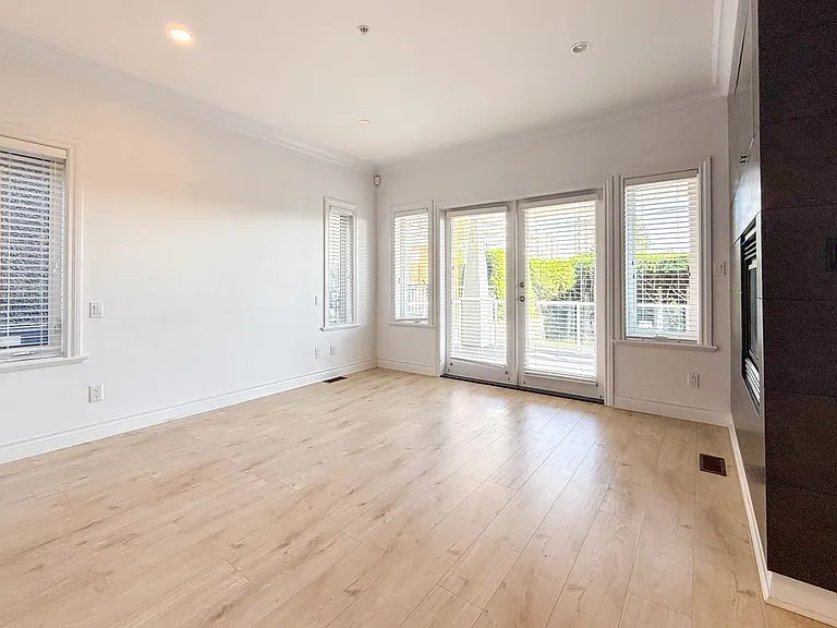 2307 Marine Dr — Photo 24