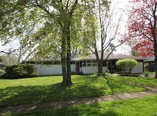 18 Devon Ln, Williamsville, NY